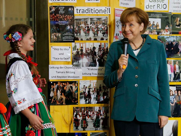 Angela Merkel lässt sich die Schul-Projekte vorstellen. Unter anderem gibt es einen Austausch mit Polen.