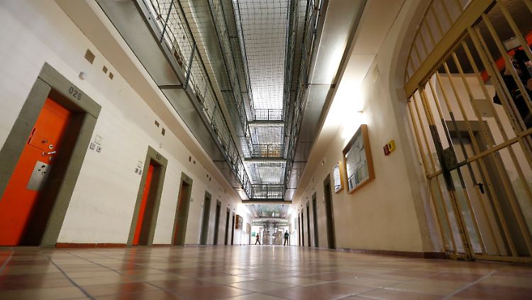 Der Zellentrakt der JVA Landsberg ist wie in vielen anderen Gefängnissen in einer offen panoptischen Bauweise errichtet.