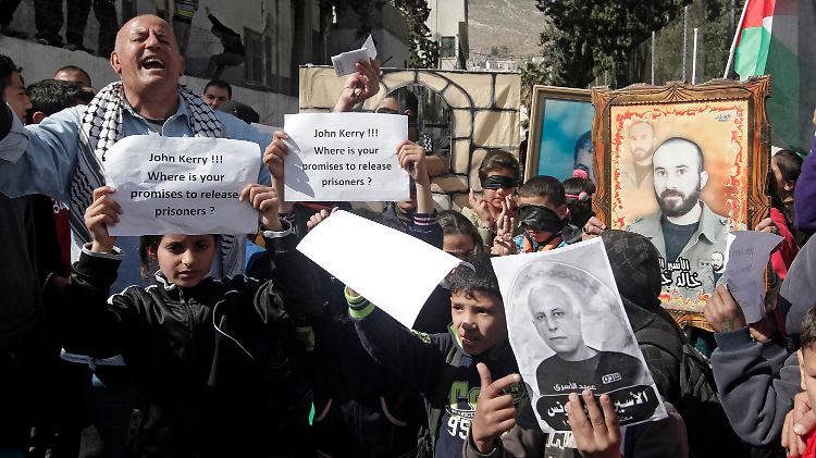 Palästinenser protestieren für die Freilassung der Gefangenen in Israel.