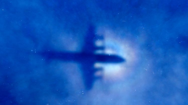 Der Schatten eines Suchflugzeuges der neuseeländischen Air Force in den dichten Wolken über dem Indischen Ozean.