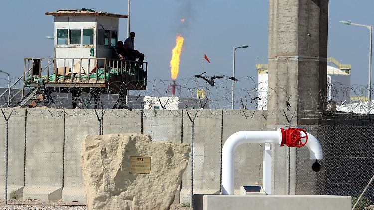 Prekäre Sicherheitslage: Im Irak bewacht ein privater Sicherheitsdienst den Eingang zu den Anlagen über dem Ölfeld "West-Quma-2".