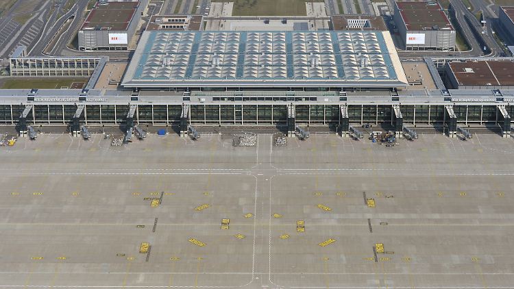 Den Betriebsstart im Jahr 2016 halten Experten für "akut gefährdet": das Hauptterminal des neuen Berliner Hauptstadtflughafens BER in der Frontalansicht.