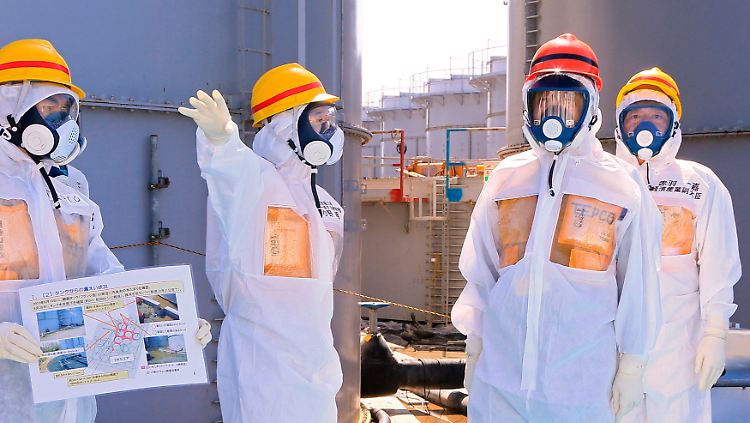 Japans politische Spitze beim Ortstermin in Fukushima im vergangenen Herbst: Premierminister Shinzo Abe (2.v.r.) trägt den roten Helm.