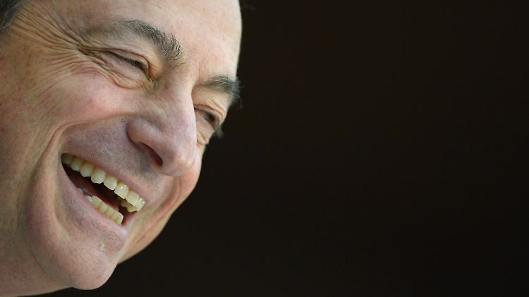 Kann sich ins Fäustchen lachen: EZB-Präsident Draghi schaut sich die Spekulationen der Anleger und Invesoren an den Finanzmärkten vor der EZB-Direktoriumssitzung genau an.