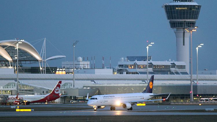 Am Münchner Flughafen kann die Polizei die Situation bereinigen. (Archivbild)