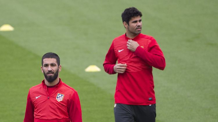 Costa muss das Abschlusstraining wegen Knieschmerzen nach fünf Minuten abbrechen.