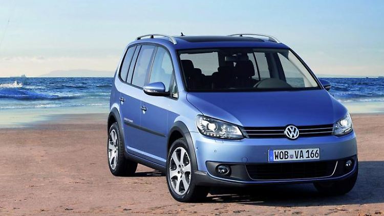 Fahrwerk für schlechte Wege und markante Dachreling: Der CrossTouran reiht sich nahtlos in die Familie der Lifestyle-Ableger von VW ein.