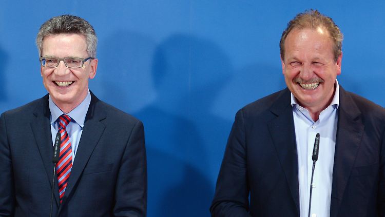 Sichtlich entspannt: Innenminister de Maiziere (l.) und Verdi-Chef Bsirske während der Pressekonferenz in Potsdam.