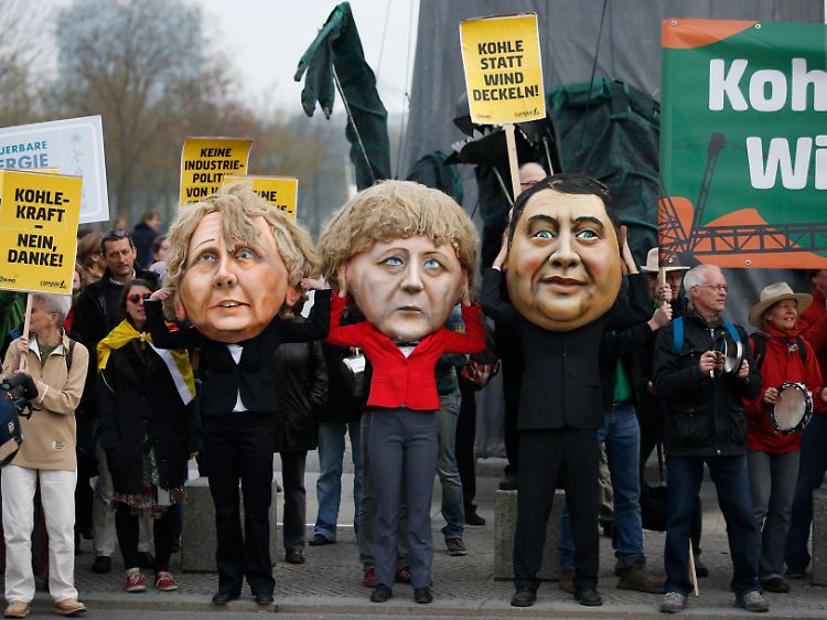 Campact, Bund, Greenpeace - vor dem Kanzleramt demonstrierten gleich mehrere NGOs. Sie forderten eine klare Abkehr von Kohlestrom und Industrieprivilegien.