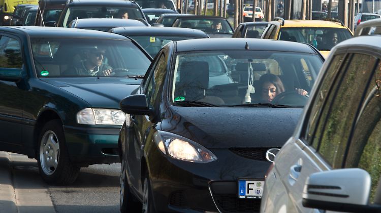 Trotz häufiger Staus ist das Auto das liebste Verkehrsmittel der deutschen Arbeitnehmer.