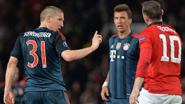 Trashtalk? Bastian Schweinsteiger sieht Rot - und kommuniziert noch kurz mit Wayne Rooney.