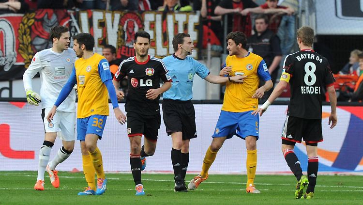 Emir Spahic (links neben Schiedsrichter Winkmann) hatte sich noch auf dem Platz für seinen Aussetzer entschuldigt.