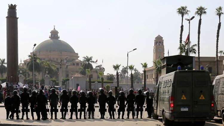 Die Kairo Universität ist eine der größten des Landes. Auf dem Campus im Stadtteil Giza lernen rund 280.000 Studenten.