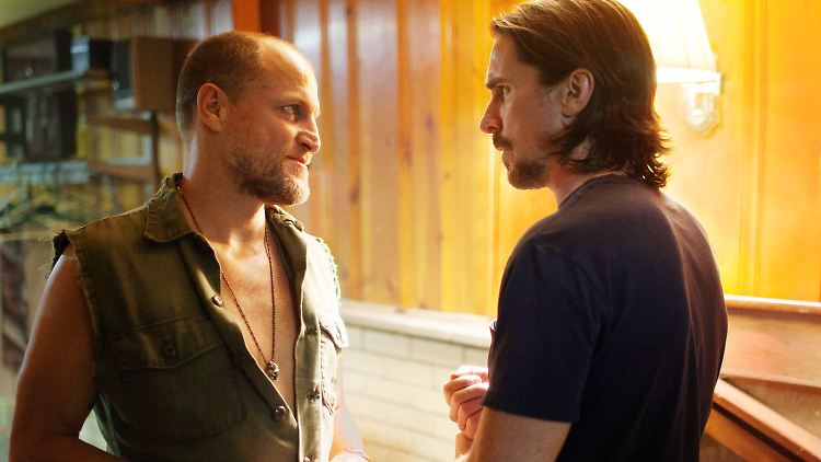 Woody Harrelson (l.) als Harlan DeGroat und Christian Bale als Russell Baze in "Auge um Auge".