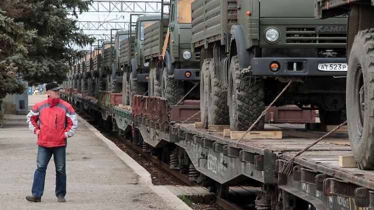 Tausende russische Armeefahrzeuge und Panzer sind an der Grenze zur Ukraine zusammengezogen. 