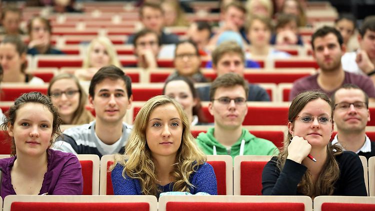 Mehr Geld in der Tasche durch den Mindestlohn? Dieses Bild zeigt Jura-Studenten an der Uni Leipzig.