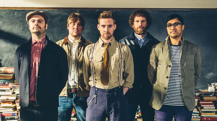 Passend zum Albumtitel "Education, Education, Education & War" platzieren sich die Kaiser Chiefs wie Soldaten in einem Klassenzimmer.