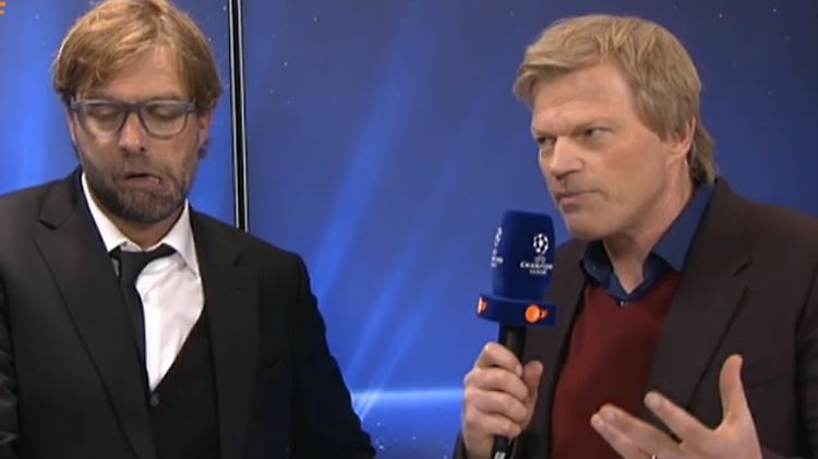 Jürgen Klopp geht während der Diskussion mit Moderator Jochen Breyer (nicht im Bild) und Oliver Kahn auf mentale Tauchstation.