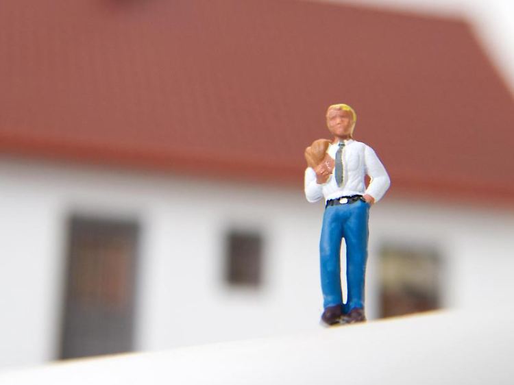 Auch Singles erfüllen sich den Traum von der eigenen Immobilie. Die Finanzierung müssen sie allein stemmen.