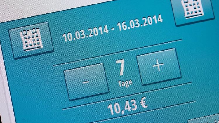 Versicherungen per Smartphone abzuschließen, ist einfach und bequem. Doch der Schutz, den solche Kurzzeit-Policen bieten, sollte genau geprüft werden.