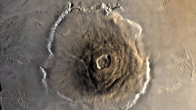 Der 22 Kilometer hohe Mars-Vulkan Olympus Mons weist Terrassen und einen Steilhang auf. 