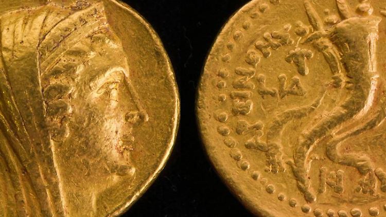 Die Münze trägt den Namen von Arsinoe II., die mit ihrem Bruder Ptolemäus II. verheiratet war.