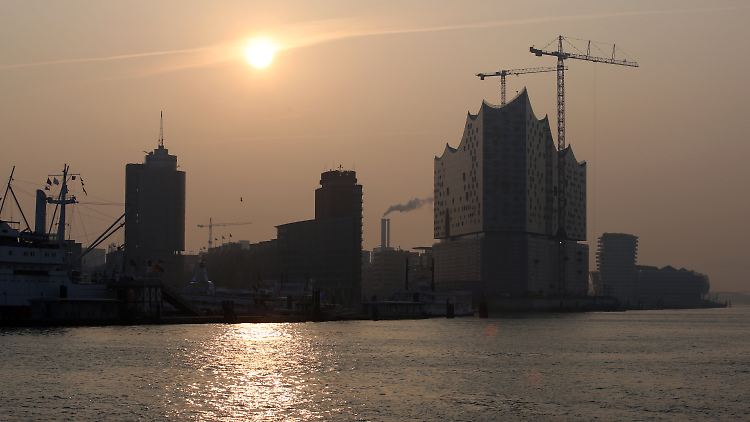 Trübes Licht über der Hamburger Hafencity: Sandkörner aus der Sahara verschleiern derzeit die Sonne über großen Teilen Deutschlands.