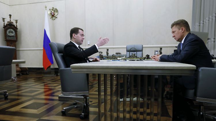 Ministerpräsident Dimitri Mededew (l.) beim Treffen mit Gazprom-Chef Alexej Miller - im Anschluss wird die Preiserhöhung bekanntgegeben.