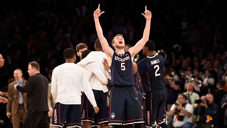 Niels Giffey feiert den Sieg gegen Michigan und den Einzug ins Final Four.