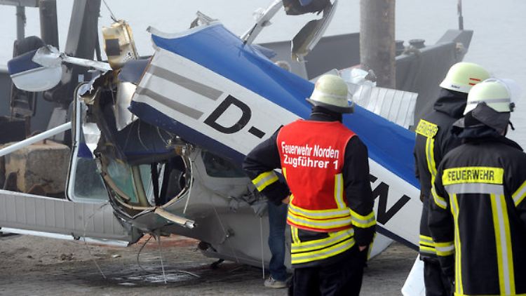 Hilfskräfte können nur noch die Leiche des Piloten bergen.