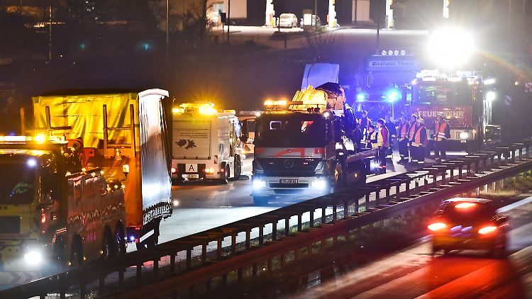 Das Auto fuhr auf einen Lastwagen auf und schob sich unter einen Lkw.