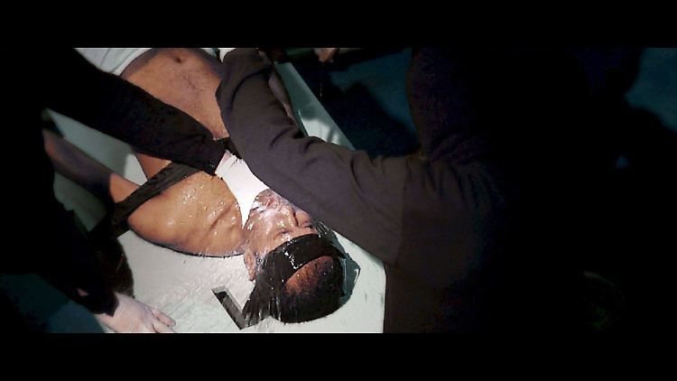 Die Szene aus dem Amnesty-International-Film "Stuff of Life" zeigt einen "Gefangenen", bei dem simuliertes Ertränken angewendet wird.