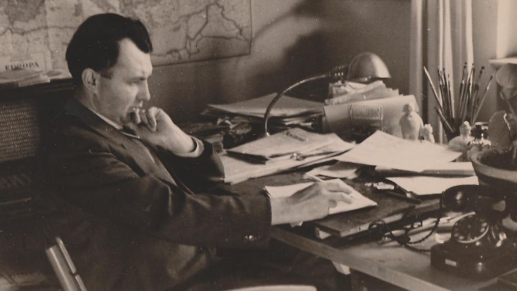 Erich Ohser 1942 an seinem Schreibtisch.