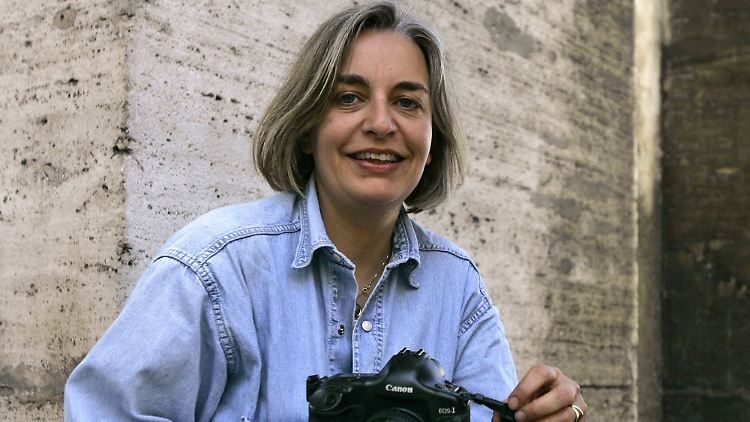 Anja Niedringhaus wurde nur 48 Jahre alt. Auf diesem Foto von 2005 ist sie ausnahmsweise nicht in einem Kriegsgebiet, sondern in Rom unterwegs.