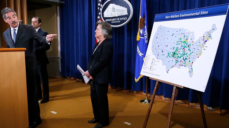 US-Generalstaatsanwalt James Cole (r.) erläutert im Justizministerium die Einigung.