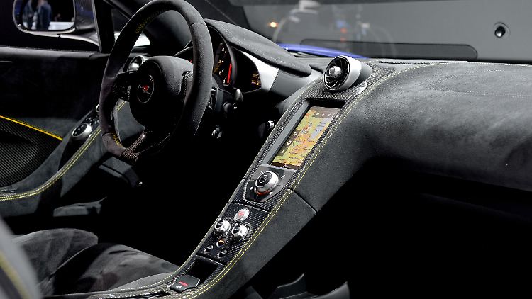 Mit Alcantara ausgeschlagen bekommt das Cockpit eine samtige Optik. Ob das zu einer Rennmaschine passt darf jeder selbst entscheiden.