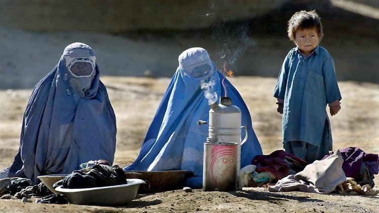 Afghanistan 2002: Frauen erhitzen Wasser, um ihre Wäsche zu waschen. Niedringhaus fing in ihren Fotos den Alltag im Krieg ein.