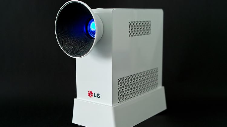 Der Mini-Beamer LG PG60G kommt rund zwei Stunden ohne Steckdose aus.