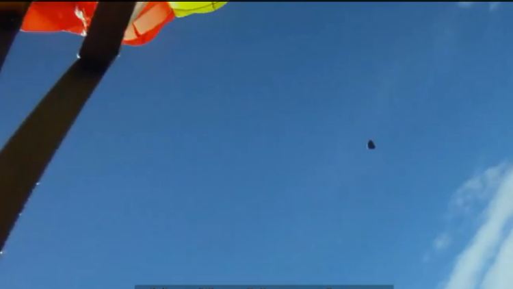 Nur knapp verfehlt der Meteorit den Fallschirmspringer. 