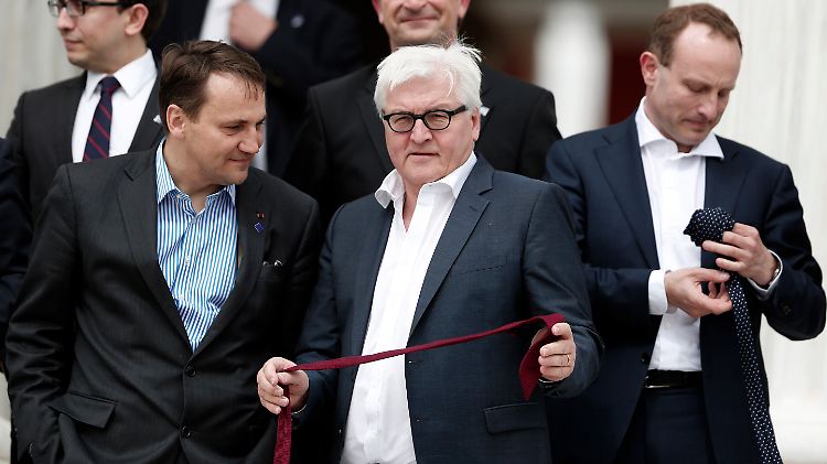 Fürs Foto kommt die Krawatte ab: Steinmeier (M.) mit Polens Außenminister Sikorski (l.) und dem Dänen Martin Lidegaard (r.).