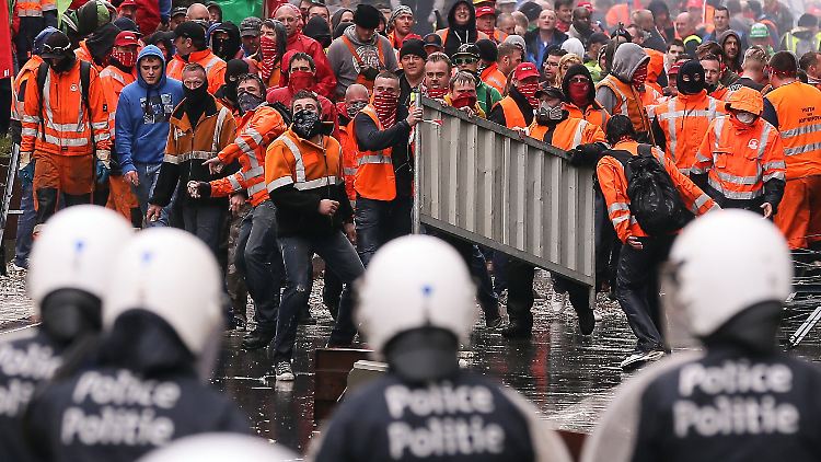 "Kaputtsparen" lautete eines der Schlagworte der Demonstranten, die gegen die EU-Krisenpolitik auf die Straße gingen.