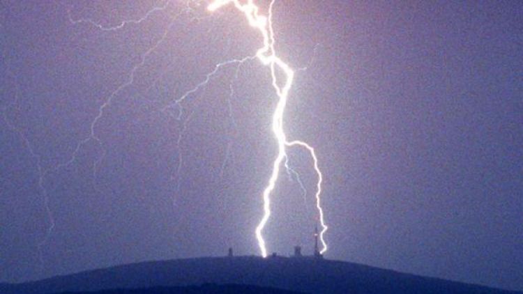 Offenbar hat es ein Gewitter (hier über dem Brocken) ordentlich krachen lassen.