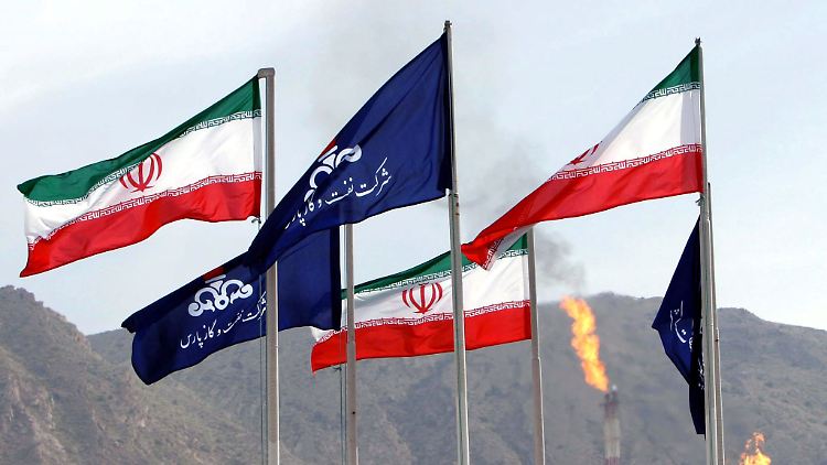 Flaggen des Iran und der nationalen  Ölgesellschaft.