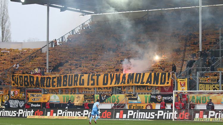 Dynamofans brennen vor dem Spiel Bangalos ab.