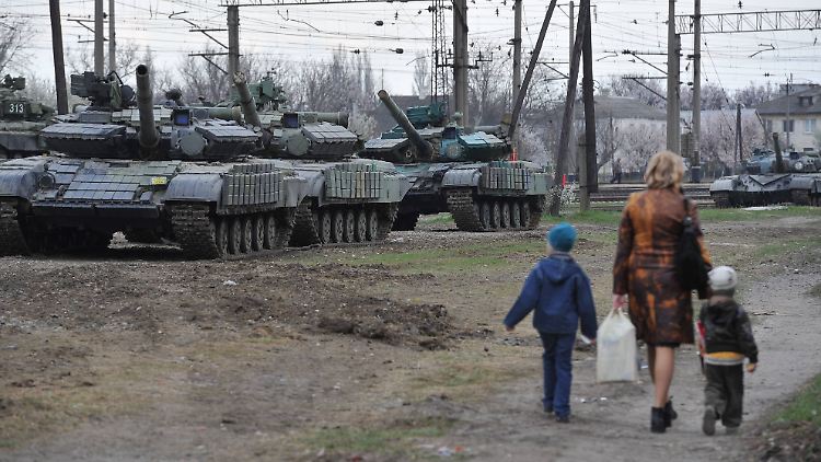 Die Krim hat sich Russland bereits genommen, folgen weitere Territorien? Hier warten ukrainische Panzer auf ihren Abtransport von der Halbinsel.