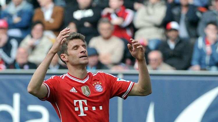 Bayerns Thomas Müller kam in der Schlussphase aufs Feld, konnte die Niederlage in Augsburg aber auch nicht mehr abwenden.