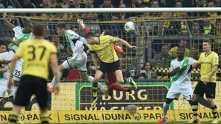 Mit dem Rücken erzielte BVB-Torjäger Robert Lewandowski den 1:1-Ausgleich gegen Wolfsburg.