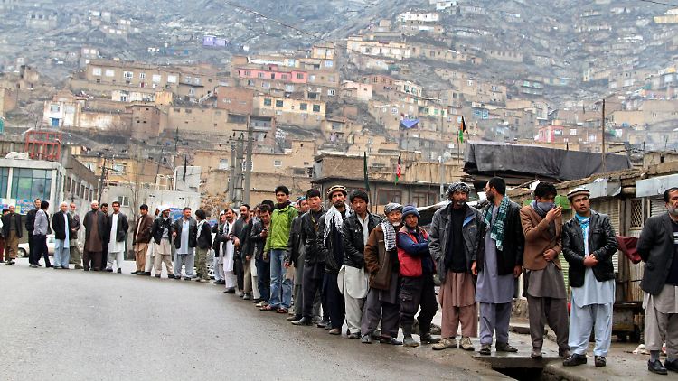Lange Schlange vor einem Kabuler Wahllokal. 
