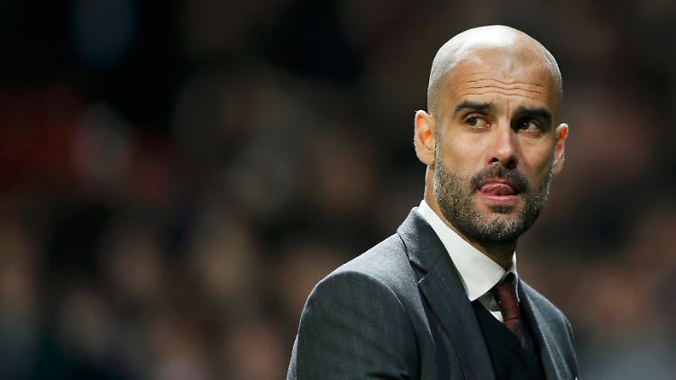 Rotation missglückt: Pep Guardiola findet die Niederlage in Augsburg gar nicht lustig.