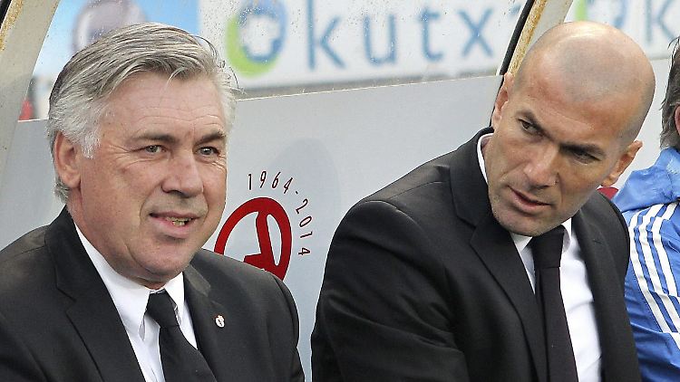 Ancelotti (l.) und Zidane in San Sebastian gemeinsam auf der Bank.